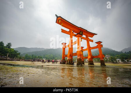 Miyajima Floating Torii gate sulla bassa marea Foto Stock