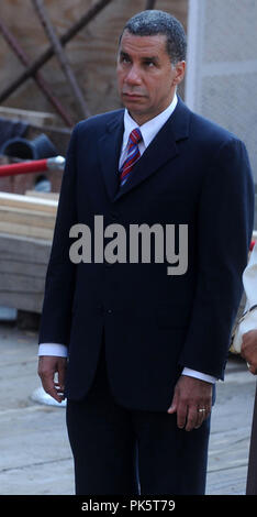 NEW YORK - Luglio 06: la Regina Elisabetta II è salutato dal governatore di New York David Patterson come arriva al sito del World Trade Center per rendere omaggio alle vittime del 9/11 attacchi durante una visita a Ground Zero. Il 6 luglio 2010 persone: David Patterson Foto Stock