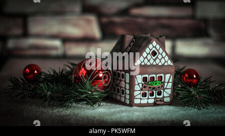 Gingerbread house,palle di Natale. il concetto di celebrati Foto Stock