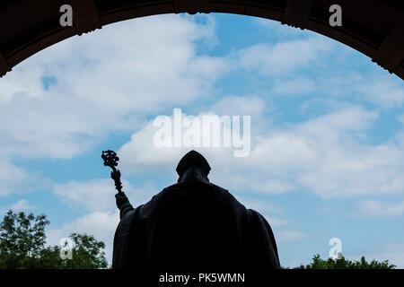 Un profilo di St Mungo in una porta di Kelvingrove, Glasgow, dal retro Foto Stock