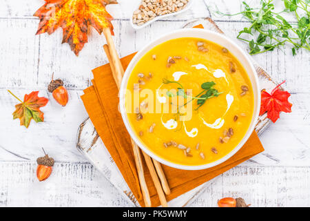 Zuppa di zucca su sfondo di autunno Foto Stock