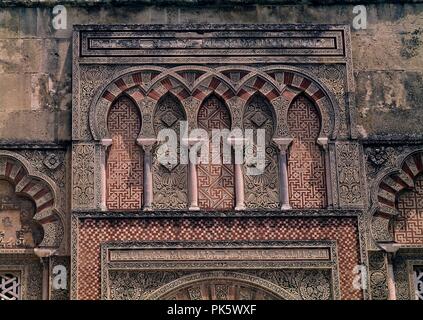 DETALLE DE LOS ARCOS ENTRELAZADOS DE LA PUERTA DE AL-HAKAM II O DE SAN MIGUEL - SIGLO X. Ubicazione: MEZQUITA-esterno. CORDOBA. CORDOBA. Spagna. Foto Stock