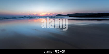 Tramonto sulla splendida spiaggia deserta, Constantine Bay, Cornwall Foto Stock