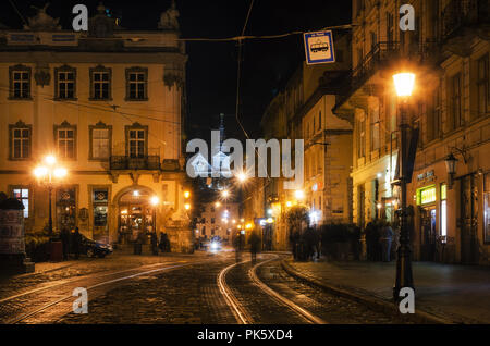 Lviv, Ucraina - 22 Settembre 2016: vista panoramica della strada illuminata della Città Vecchia di notte, Lviv, Ucraina. Foto Stock