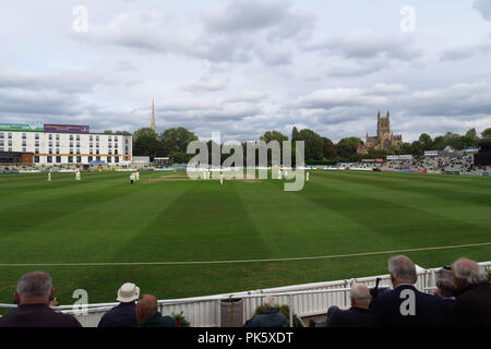Una partita di cricket in corso presso la nuova strada County Ground, Worcester. Il giorno 1 della partita in campionato tra Worcestershire e Surrey, ex batting. Foto Stock