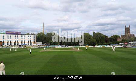 Una partita di cricket in corso presso la nuova strada County Ground, Worcester. Il giorno 1 della partita in campionato tra Worcestershire e Surrey, ex batting. Foto Stock