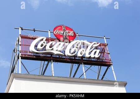 Odense, Danimarca - 16 agosto 2018: il logo della Coca Cola su un edificio. Coca cola è una bevanda analcolica gassata. Foto Stock