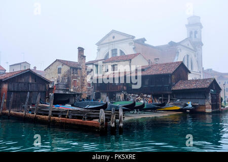 Pontile in Gondola a Venezia, Italia Foto Stock