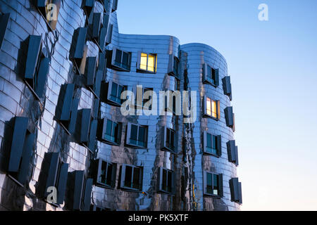 Neuer Zollhof complesso edilizio, Düsseldorf, Germania. Il complesso è stato progettato da Frank O. Gehry e completato nel 1998. Foto Stock