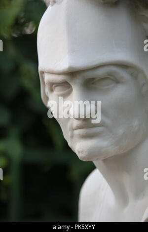 Antica statua del dio greco della guerra Ares (Marte nella mitologia romana). Situato nel giardino estivo a San Pietroburgo, Russia Foto Stock