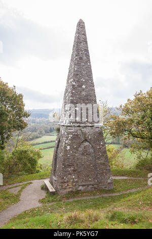 Monumento di Waterloo una pietra obelisco eretto nel 1818 da per commemorare la battaglia di Waterloo. Grande Torrington, Devon, Inghilterra, Regno Unito. Foto Stock