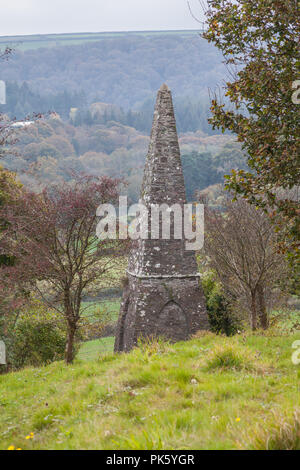 Monumento di Waterloo una pietra obelisco eretto nel 1818 da per commemorare la battaglia di Waterloo. Grande Torrington, Devon, Inghilterra, Regno Unito. Foto Stock