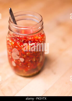 Il peperoncino rosso e aglio con salsa di pesce in un vaso Foto Stock