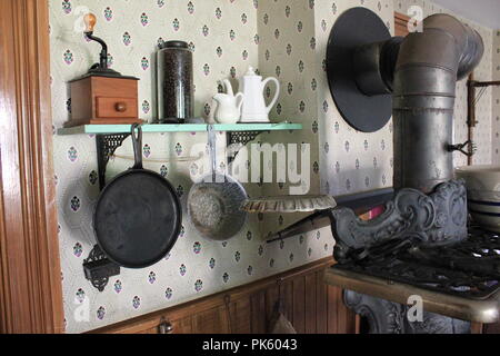 Jewel Stoves e gamme di stufa in ghisa d'epoca e autentica in cucina a fine giornata estiva. Foto Stock