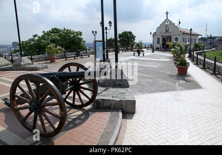 Il Cannone e piccola Cappella presso la collina di Santa Ana a Guayaquil Ecuador Foto Stock