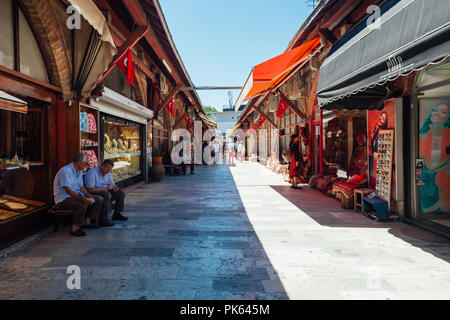 Istanbul, Turchia - 14 agosto 2018: People shopping presso l'Arasta Bazaar si trova vicino alla Moschea Blu il 14 agosto 2018 ad Istanbul in Turchia. Foto Stock