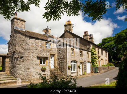Regno Unito, Yorkshire, Horton in Ribblesdale, casa con parete curva accanto alla chiesa lychgate Foto Stock