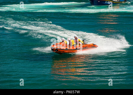 RNLI dimostrazione dal vivo, Charlestown, Cornwall, Regno Unito, 22/07/2018. La St Austell Coastgaurd RNLI ed eseguire una dimostrazione dal vivo di un emegerncy casusa Foto Stock