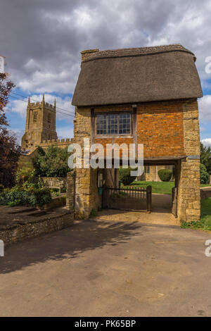 Lych Gate, San Pietro e San Paolo Chiesa, Long Compton Foto Stock