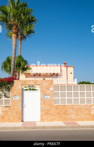 Tipico tetto piatto villa spagnola, roquetas de mar almeria, Spagna Foto Stock
