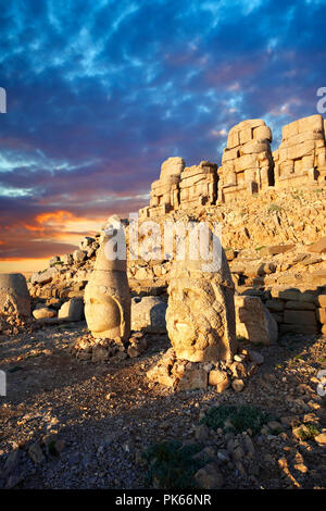Foto di Herekles & Apollo di intorno alla tomba del re Commagene Antochus 1 sulla sommità del monte Nemrut, Turchia. Stock Foto & Photo stampe d'arte. In Foto Stock