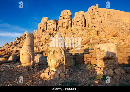 Le immagini delle statue di un'aquila, Herekles & Apollo intorno alla tomba del re Commagene Antochus 1 sulla sommità del monte Nemrut, Turchia. Stock Photos & Foto Stock
