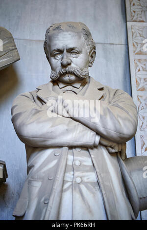 Foto e immagine del tardo borgeoise stile realista scultura in pietra della tomba Gallino scolpito da G. Moreno 1894. Nella tomba, il busto che p Foto Stock