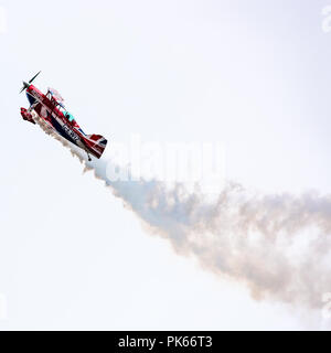 Un altamente modificata Pitts Special S2S biplano sale ripida durante il suo display acrobatico Foto Stock