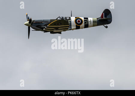 Una Mk Vb Supermarine Spitfire del Battle of Britain Memorial Flight sorvolano Biggin Hill Foto Stock