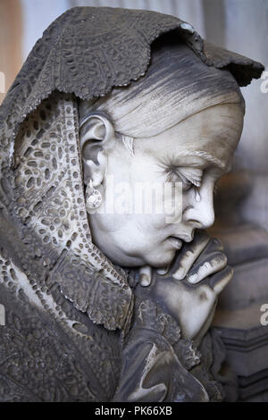 Foto e immagine della scultura di pietra di un mouring donne in il Borghese stile realista. Badaracco tomba scolpita da G Moreno 1878. La monumentale Foto Stock