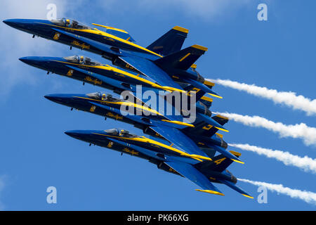 Blue Angels 1-4 in stretta formazione al 2018 Cleveland Airshow nazionali Foto Stock