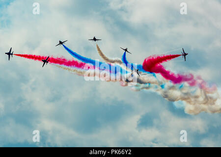 Sette dei nove frecce rosse aviogetti Hawk eseguire la 'Vixen rompere' manovra durante un display dell'aria Foto Stock