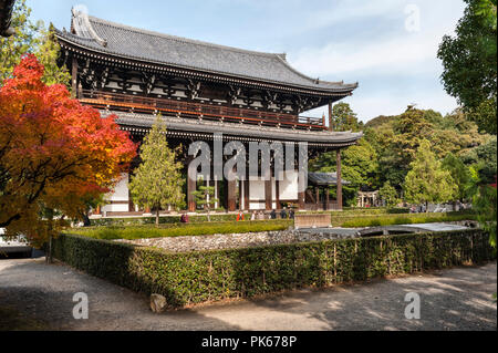 Tofuku-ji il tempio zen, Kyoto, Giappone. Il grande cancello San-Mon fu ricostruito nel 1425 dopo gli incendi hanno distrutto le strutture precedenti Foto Stock