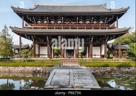 Tofuku-ji il tempio zen, Kyoto, Giappone. Il grande cancello San-Mon fu ricostruito nel 1425 dopo gli incendi hanno distrutto le strutture precedenti Foto Stock