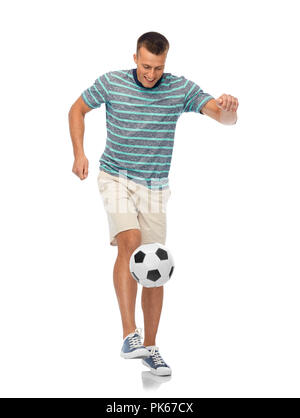 Giovane uomo freestyle juggling pallone da calcio Foto Stock