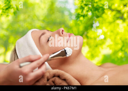 Close up della giovane donna e cosmetologo a spa Foto Stock