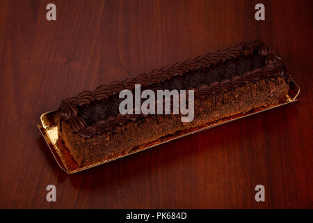 Gustosa torta al tartufo su sfondo di legno Foto Stock