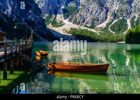 Il lago di Braies (conosciuto anche come Lago di Braies o Lago di Braies) nelle Dolomiti, Sudtirol, Italia. Un posto romantico con le tipiche barche di legno sul Foto Stock