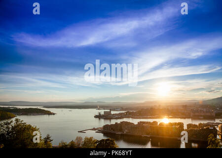 Oslo cityscape come visto dalla collina Ekeberg al tramonto con il sole che riflette in Oslofjord, Norvegia e Scandinavia Foto Stock