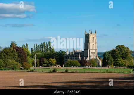 Santa Maria Vergine Chiesa, Steeple Ashton, Wiltshire, Regno Unito, attraverso i campi in tarda estate. Foto Stock