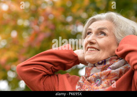 Ritratto di bella donna senior in posizione di parcheggio Foto Stock