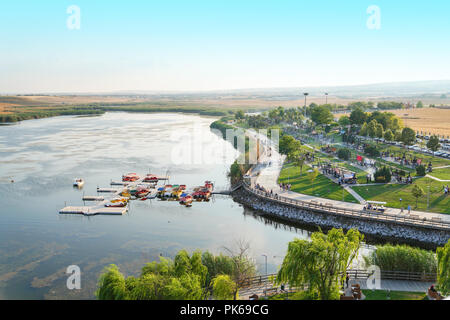 Macchina a forma di pedalò sul lago di Mogan e a molte persone piace il barbecue vicino al lago, Ankara, Turchia Foto Stock