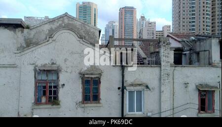 Uno molto dei pochi restanti vecchio stile Shanghai le aree residenziali poco prima la sua demolizione. 08.19.2018. Shanghai, Cina. Foto Stock