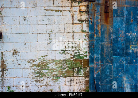 Rusty rustico di metallo ondulato palazzo granaio Foto Stock