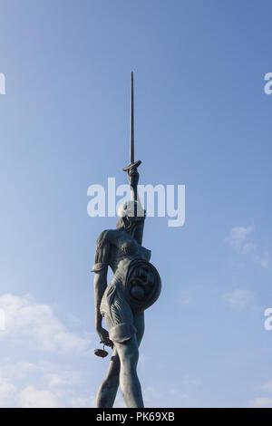 Statua di Verity di Damien Hirst, porto di Ifracombe, North Devon, Inghilterra, Regno Unito Foto Stock