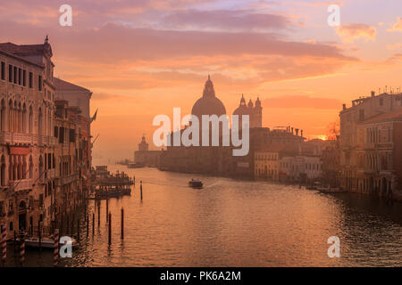 Venezia nelle prime ore del mattino. Barca sull'acqua. La foto è stata scattata dal ponte dell'Accademia. L'Italia. Foto Stock