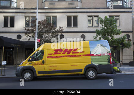 DHL international carrello consegna a Brooklyn, New York. Foto Stock