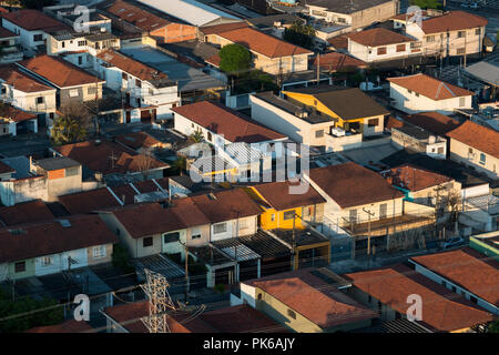 Tetti con tegole rosse di argilla sulle case. Foto Stock