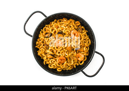 Tradizionale fideua spagnolo. Noodle paella isolati su sfondo bianco. Vista superiore Foto Stock