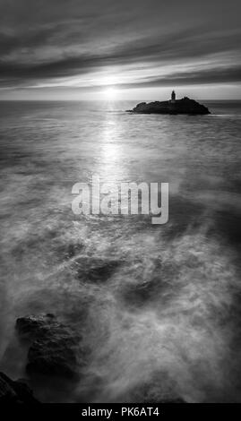 Sun streaming su acqua, Godrevy Lighthouse, Cornwall Foto Stock